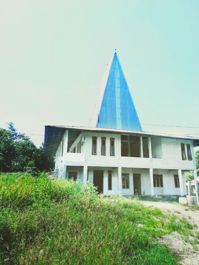 Lambo Homestay Waikabubak Bagian luar foto