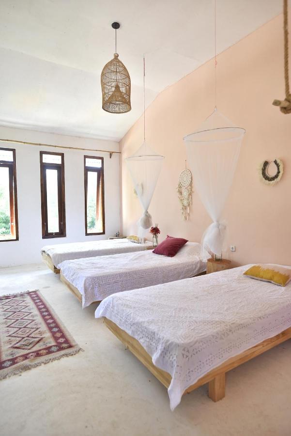 Lambo Homestay Waikabubak Bagian luar foto